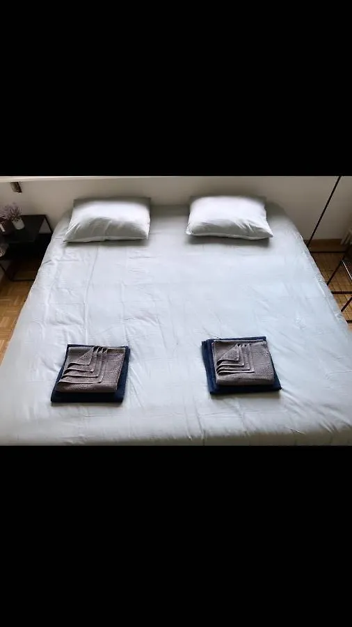 Quenn Bee Studio Apartment Geneva Switzerland